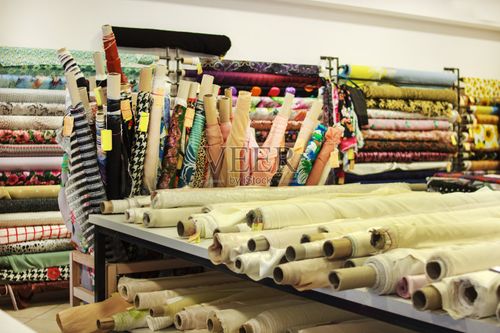 织物和纺织品卷在一家工厂商店